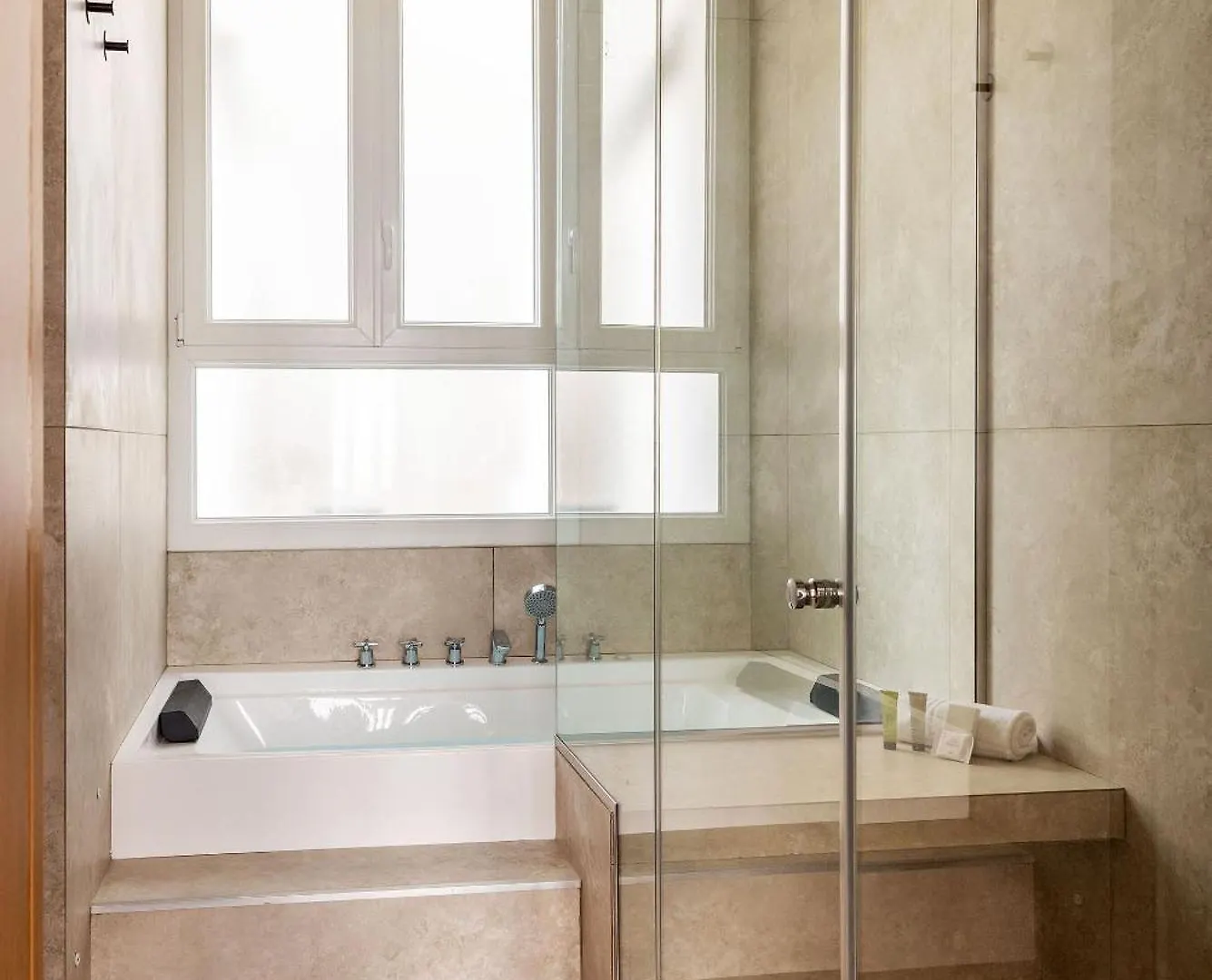 Avec Jacuzzi & Cinema-gare Mont Parnasse